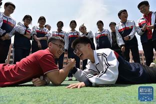 ?渡边雄太父母场边观战 赛前与灰熊教练和球员寒暄